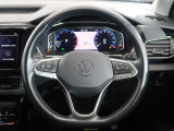 Volkswagen全車共通の上質な本革を使用した手触りのしっとりとしたステアリングです。唯一素肌が触れるハンドルは上位モデルと同じ握り心地になっております。