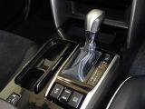 操作が楽なフロアシフト、インパネ周りもすっきりしています。