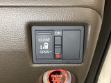 左側電動スライドドアは運転席からでも操作ができるように、ハンドル付近に開閉の操作スイッチが付いています。