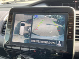 アラウンドビューモニターです。上空からお車の周りを見る感覚で表示されますので、車庫入れも簡単