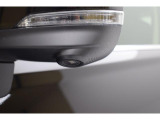 ドライバーから死角になる左前方の様子を確認するため助手席側ドアミラーにはカメラを内蔵。