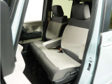運転席と助手席は足元が繋がっているので自由に行き来しやすいので駐車場が狭いときでも助手席側からスムーズに乗り降りできて便利!