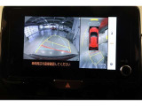 パノラミックビューモニター付きです。車両を上から見たような映像をディスプレイオーディオ画面に表示。運転席からの目視だけでは見にくい、車両周辺の状況をリアルタイムでしっかり確認できます。