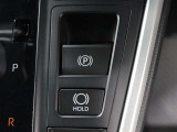「HOLD」スイッチを押し、システムONの状態にしておくことで、渋滞や信号待ちなどでブレーキを踏んで停車した時にブレーキを保持。アクセルを踏むと解除されます。