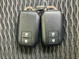 小さくて軽い、純正のスマートキーレス。ポケットや鞄に入れたままでも、ドアのロック/アンロックや、エンジンをかけられるスグレモノです!