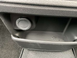 運転席の足元にはシガーソケットもございます。