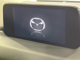【マツダコネクトナビ】車内の雰囲気にマッチした一体型タイプのナビ。各種車輌設定やBluetooth再生等、様々な機能が楽しめます。直感的なダイヤル操作が可能で、使い勝手も良好です。