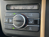 オートエアコンです。オートのボタンを押してダイヤルで室内温を設定していただくと、風量などが自動で調節され、快適な室内温を保ちます♪