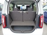 フル乗車時でも十分な荷室です。