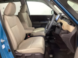 女性でも運転がしやすいように、シートの高さ調整機能(シートリフター)がついています。運転席と助手席の間が空いている為、助手席側への移動がスムーズです。交通量の多い道でも助手席側から乗り降りができます。