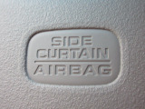 サイドカーテンエアバックシステムは、側面衝突時に大人から子供までさまざまな体格の乗員の頭部や頚部を広範囲で保護。特にセンターピラーへの頭部衝突を防ぐ展開性能を実現しています。