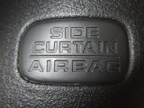 サイドカーテンエアバックシステムは、側面衝突時に大人から子供までさまざまな体格の乗員の頭部や頚部を広範囲で保護。特にセンターピラーへの頭部衝突を防ぐ展開性能を実現しています。