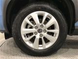 純正16インチアルミホイール装備。