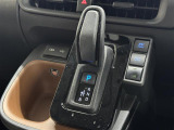 【シフトレバー】シフトポジションを電動で制御する「エレクトロシフトマチック」を採用。スマートでスムーズな操作を実現し、快適な運転を楽しめます。