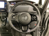 ハンドルにHondaセンシング系のクルーズコントロールやレーンキープアシストなどのスイッチと、オーディオの操作スイッチが装備されています。ハンドルから手を離さず安全に操作できます。