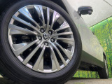 【純正19インチアルミホイール】外観にマッチした純正アルミホイールを装着しております。各種社外アルミホイールや、スタッドレスタイヤも取扱いしております。是非ご相談ください♪