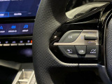 アクティブクルーズコントロールはレーダーが前方車を検知、設定速度より遅い車両が現れても、設定車間距離を保つためにエンブレとシフトダウンによって自動減速、車間距離が開けば、設定速度まで再加速します