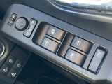 運転席ドアのウインドウ操作スイッチです。すべてのウインドウの開閉操作が可能です。ドアミラーはオート開閉なので、ドアロックで自動で閉じ、エンジンスタートで自動で開きます。