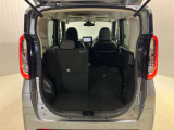 後部座席は分割でシートを倒すことができます。大きな荷物も積めます。上質で広々とした室内だから、みんなが心地よく車内で快適に過ごせます♪