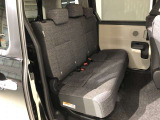 【後部座席】も当然、綺麗・清潔に仕上げております。内装の綺麗なお車は気持ちが良いですし、コンディションのいい車が多いです。これもオススメの1台です。