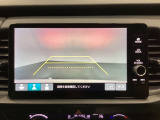 バックでの車庫入れも安心です! リアカメラが付いているバックモニター付のナビディスプレーを装備しております。操作線もついており距離感も画面から確認できます。