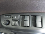 パワーウィンドウスイッチで運転席から全席の窓の開閉ができます。