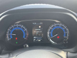 左にタコメーター右にスピードメーターを配置。オーソドックスなレイアウトで見やすいメーターです。メーター中央部に車両状態確認、安全装備の確認設定が行える液晶ディスプレイを装備しています。