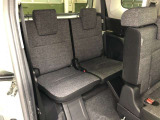 サードシートです。荷物が思ったより多くなった時や、大人数のドライブなど様々なシーンで対応が来ます。片方を畳んで荷物を載せたり、シートアレンジも自由自在。