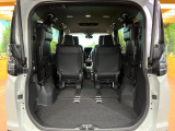 普段のお買い物や通勤、送迎等に十分な荷室スペースを確保しております。セカンドシートを倒すと、大きな荷物の積載も可能です♪