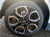 【純正ホイール】外観にマッチした純正アルミホイールを装着しております。