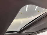 電動式のサンルーフついております 開放的に車内を明るく演出いたします