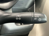 車外の明るさに応じでライトを点灯、消灯してくれるオートライト機能です☆お天気の良い昼間のトンネル走行などオートにしてると便利で安心です☆エンジン停止時にライトの消し忘れも無くなります☆