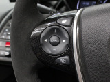 【ステアリングスイッチ】ハンドルにオーディオリモコンスイッチが装備されています。視点をそらすことなく、ボリューム調整・モード切替・放送局・曲飛ばしなどが可能です。