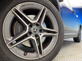 ●純正19インチアルミホイール:輸入車ならではの卓越した走りを支えるホイールと足回りです!日本車の走りに慣れている方にもぜひ体感して頂きたいほど、高いレベルでまとまっています!