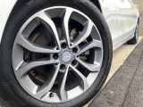 ●純正17インチアルミホイール:輸入車ならではの卓越した走りを支えるホイールと足回りです!日本車の走りに慣れている方にもぜひ体感して頂きたいほど、高いレベルでまとまっています!