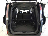 広いラッゲージスペースです。セカンド・サードシートのシートアレンジ次第で大きな荷物も積めちゃいますよ。