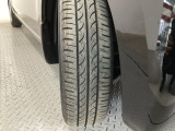 安全に走行するためには空気圧の確認をはじめ溝の深さ、ひび割れの等の点検が必要です。点検時に交換が必要と判断した場合は交換いたします。