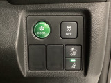 Hondaセンシング用の、VSA(ABS+TCS+横滑り抑制)解除と路外逸脱抑制機能のオンオフスイッチなどはハンドルの右側に装備しています。燃費に役立つECONボタンもここです。