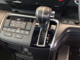 自然に手が届き、操作性の良いインパネシフトに、パーキングブレーキは、フットブレーキタイプなので、運転席と助手席の間はすっきりしています。