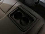 後席アームレストはドリンクホルダー付きです。