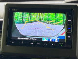 【バックカメラ】駐車時に後方がリアルタイム映像で確認できます。大型商業施設や立体駐車場での駐車時や、夜間のバック時に大活躍!運転スキルに関わらず、今や必須となった装備のひとつです!