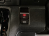 セレクトレバーの右に電子制御パーキングブレーキがあります。スイッチひとつで、停車した地点の傾斜などをシステムが検知・判断してブレーキ力を自動的に最適制御し、しっかり停車できるパーキングシステムです。