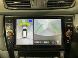 上からの視点で狭い駐車場への駐車に役立つ、アラウンドビューモニター対応純正メモリーナビ装備。