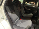 後部座席も気になるようなキズ・汚れやへたり等、大きなダメージはなく、良好な状態です。
