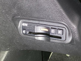 ハンドルの左下にETCがついています。高速道路の料金所の通過も楽々です。 カードの取り出しもしやすい場所についています。