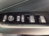 運転席のスイッチで全てのウィンドウの開閉操作を行うことができます。ロックボタンをONにしておくと、運転席以外のウィンドウは作動しないのでお子様を乗せているときなども安心ですね♪