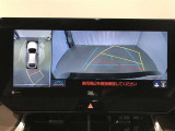 【バックモニター】駐車時に後方がリアルタイム映像で確認できます。大型商業施設や立体駐車場での駐車時や、夜間のバック時に大活躍!運転スキルに関わらず、今や必須となった装備のひとつです!