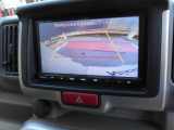 車庫入れの時に大変便利なバックカメラが付いています。後の映像が画面で見れますので安心ですよ。