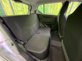 後部座席も気になるようなキズ・汚れやへたり等、大きなダメージはなく、良好な状態です。