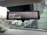 リアについているカメラを通してルームミラーに映し出すことによって後席に大きな荷物があっても後方確認ができます